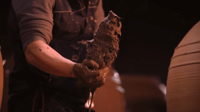 도예 작업장에서 유약을 다루는 사람