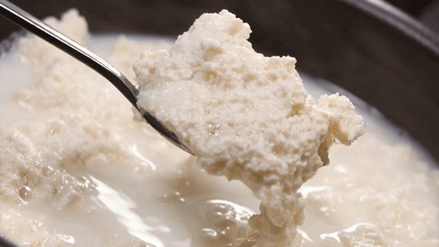 숟가락과 함께 그릇에 담긴 순두부