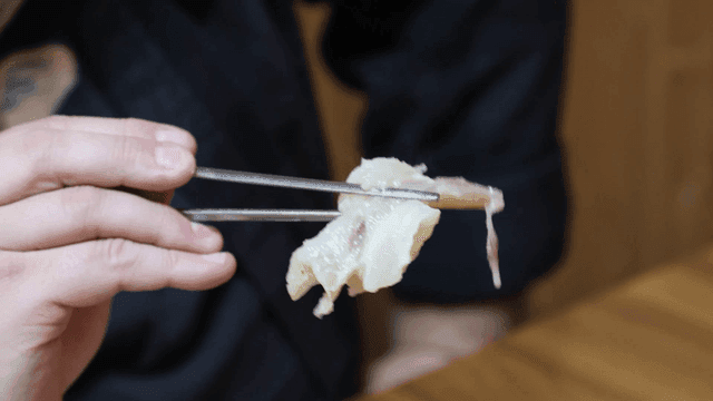 Head meat picked up with chopsticks