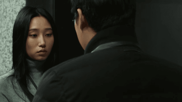 엘리베이터 앞에서 진지한 대화를 나누는 두 사람
