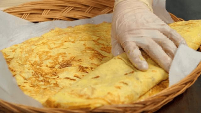 계란 지단을 돌돌 말기