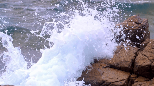 파도가 바위 해안에 부딪히는 모습