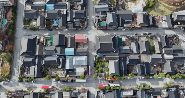 기와 지붕이 있는 전통 한국 마을