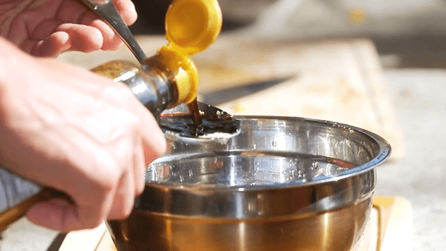 간장을 그릇에 붓는 장면