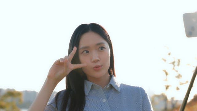 공원에서 셀카를 찍는 여성