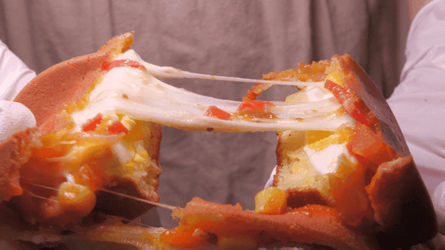 반으로 갈라지는 치즈가 듬뿍 들어간 계란빵