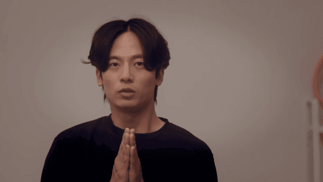 위태롭게 요가 자세를 취하는 남성