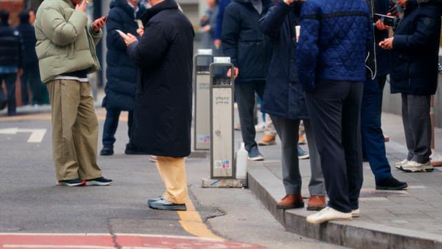 흡연구역에서 담배피는 사람들