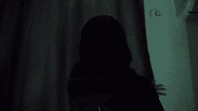 커튼을 열고 밝은 햇빛을 맞이하는 사람