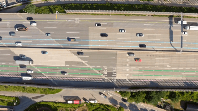 다차선 고속도로에서 이동하는 차량들