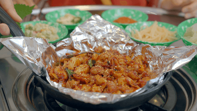 Spicy stir-fried small intestines on gas stove