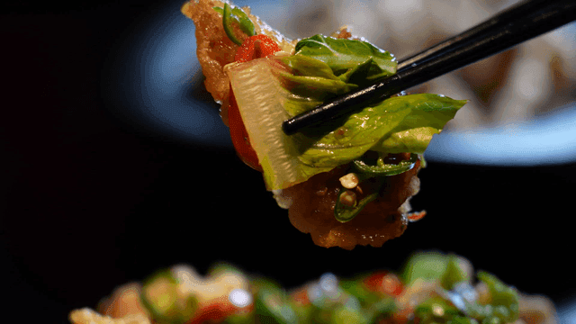 Chopsticks picking up yuringi with vegetables