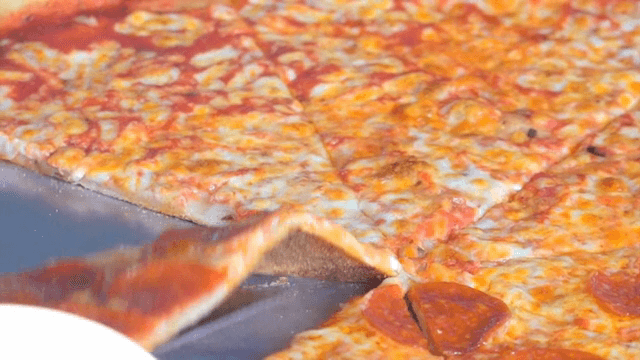 갓 구운 페퍼로니 피자