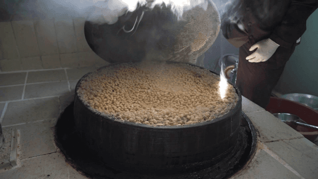 가마솥 가득 삶아지는 콩