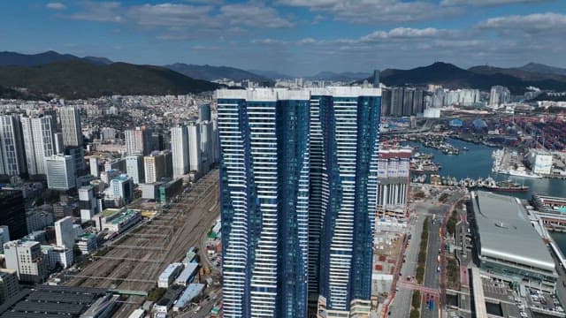 번화한 도시의 높은 고층 건물