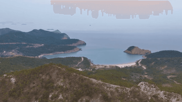 섬이 있는 고요한 해안 풍경