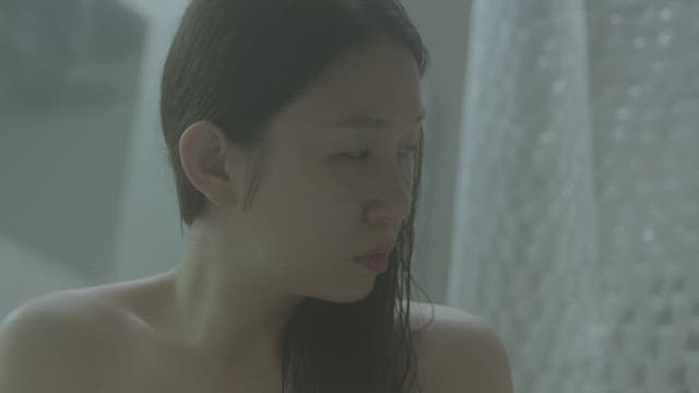 욕실에서 깊은 생각에 잠긴 여자