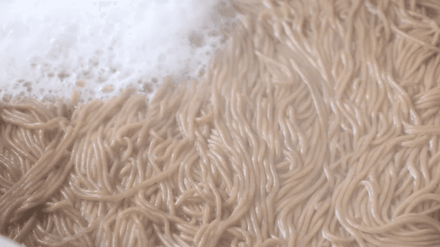 거품이 이는 냄비 속에서 끓는 국수