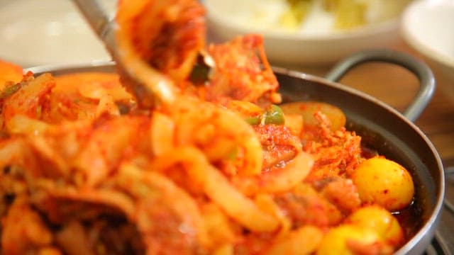 닭알과 알집이 들어간 닭볶음탕