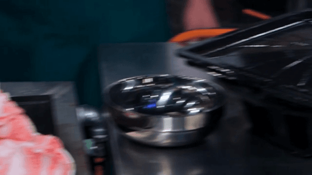 얇게 썬 돼지고기를 불판에 올리는 모습