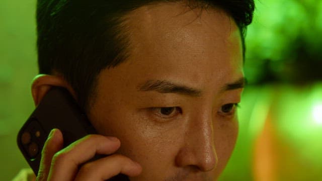 진지한 표정으로 전화 통화하는 남자