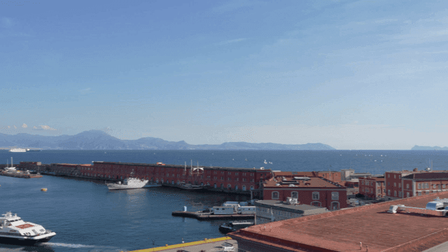 분주한 항구가 있는 해안 마을