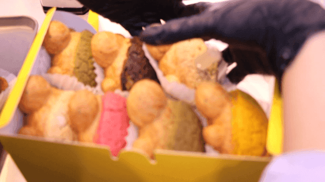 상자에 정리되는 다양한 색상의 거북이 모양 소보로빵