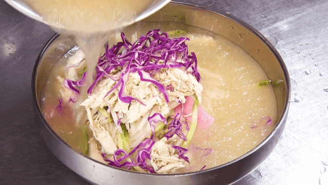 육수를 넣는 초계국수