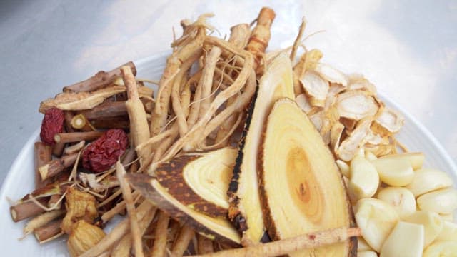 다양한 약재가 담긴 접시