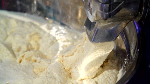 기계에서 콩 반죽이 섞이는 모습