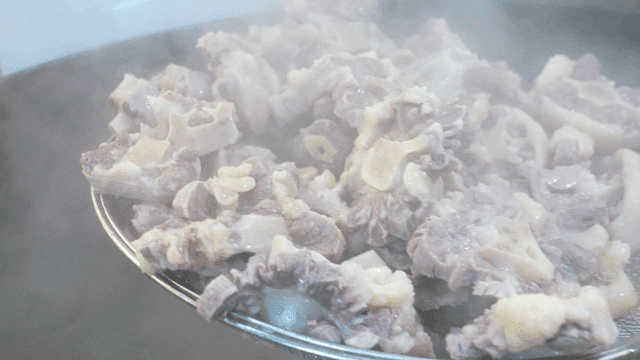Colander for removing oxtail from boiling pot