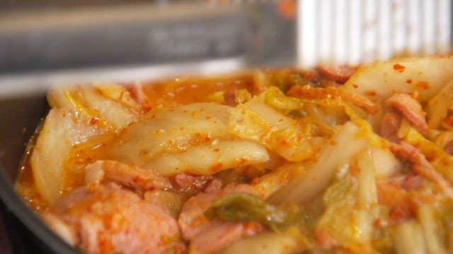 훈제오리가 들어간 얼큰한 김치찌개를 요리하기