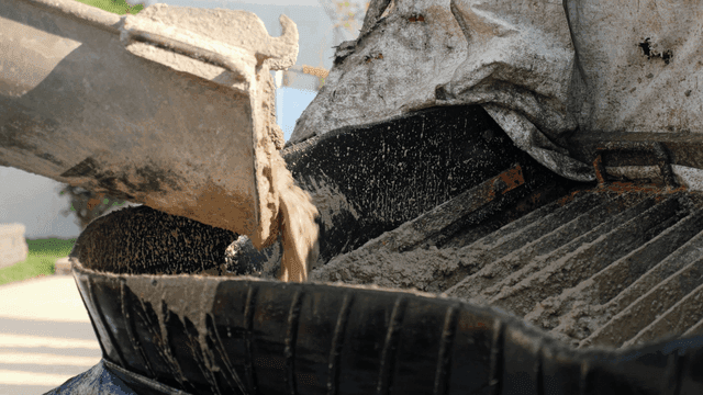 믹서에 부어지는 콘크리트