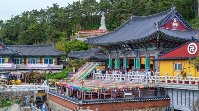 화려한 풍등으로 장식된 웅장한 부산의 해동용궁사