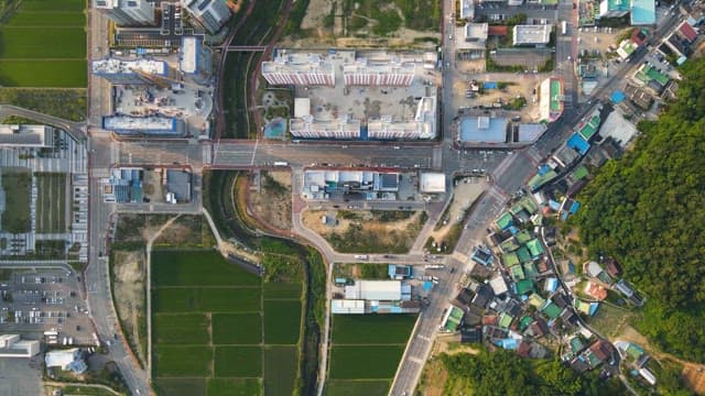 녹색 들판이 있는 도시의 전경