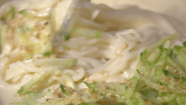 오이와 섞여지는 콩국수