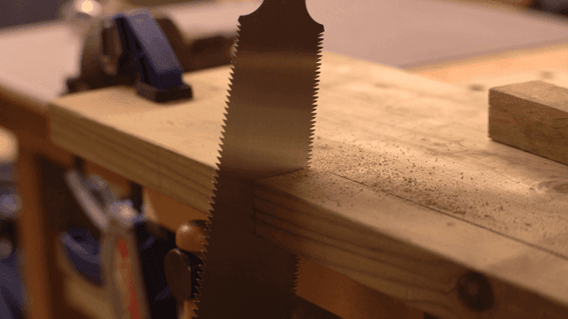 작은 톱으로 나무를 자르는 모습