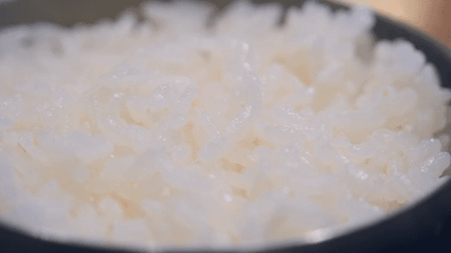 그릇에 담긴 뜨거운 흰 쌀밥