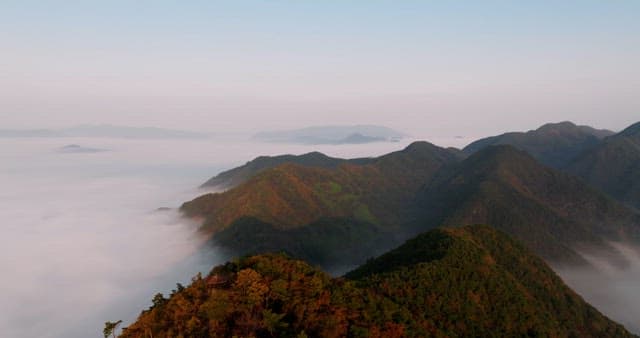 새벽 안개 낀 산봉우리