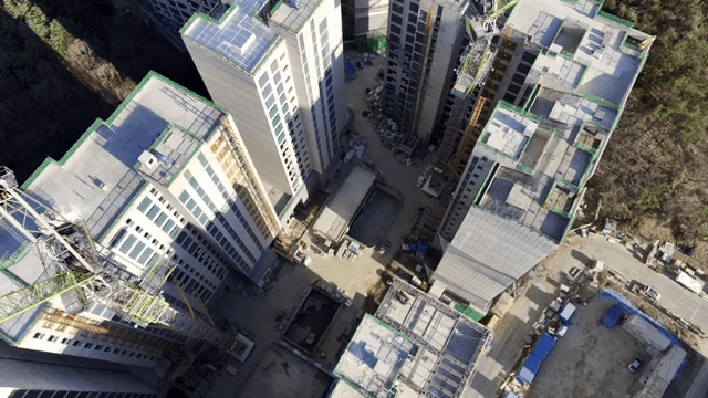 건설 중인 고층 건물