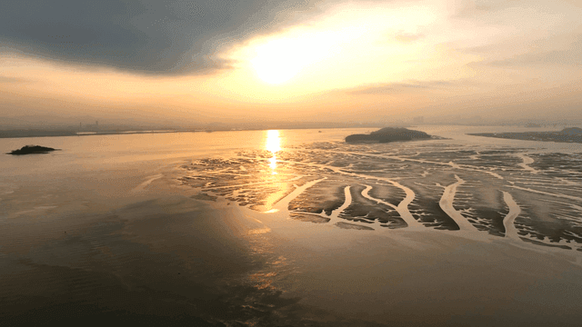 고요한 갯벌 위로 떠오르는 일출