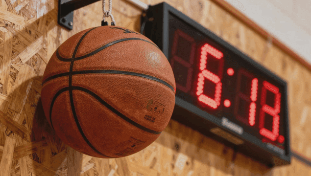 디지털 점수판 근처의 매달린 농구공