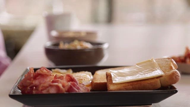 베이컨, 계란, 토스트가 있는 아침 식사 접시