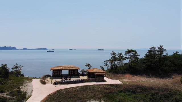 잔잔한 바다를 내려다보는 해안 전망대