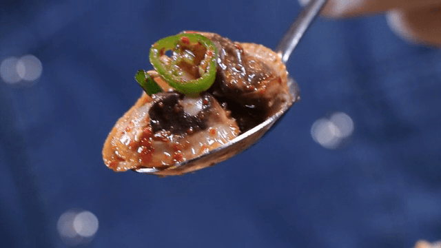 꼬막을 얹은 꼬막 비빔밥 한 숟가락