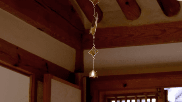 전통 한국 건축물 안에 걸린 종