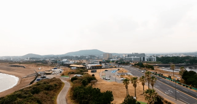 모래 해변이 있는 해안 도시 풍경