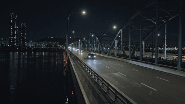 도시 불빛이 있는 다리의 야경