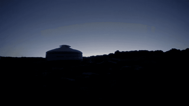 일몰 시 고요한 풍경 속의 유르트