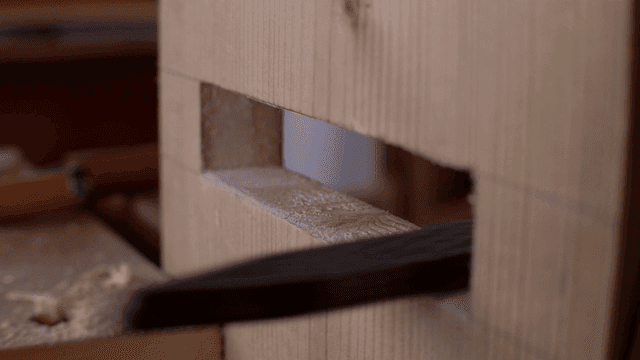 도구로 가공되는 나무